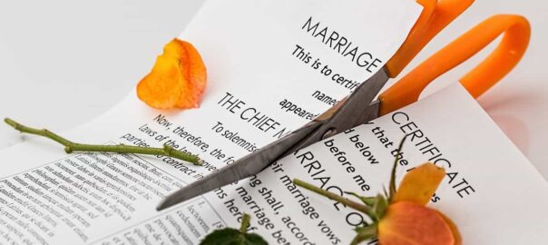 Nożyczki przecinające umowę małżeńską
